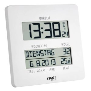 witte TFA digitale klok met de tijd, de dag, de week, de datum en temperatuur in zwarte letters.