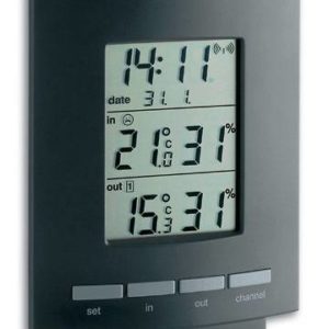 vooraanzicht tfa thermo en hygroometer met de tijd, datum, temperatuur en vochtigheid. zwarte lijst en grijze knoppen.