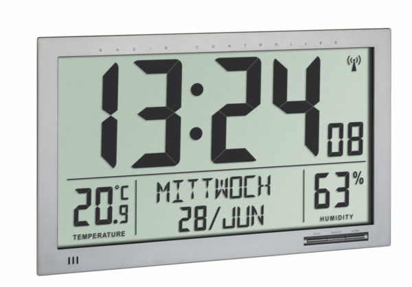 Vooraanzicht van zilveren Radio Controlled Clock XL 60.4517.54 van TFA met hygrometer.