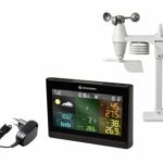 Bresser Comfort 5-in-1 Weerstation. Complete set met snoer, kleurendisplay weerstation met temperatuur, luchtvochtigheid en windsnelheden te zien op het basisstation en een witte buitensensor.
