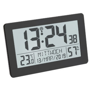 Vooraanzicht Digitale Klok Nederlands van TFA, geen logo afgebeeld, met zwarte lijst en letters/cijfers. De tijd, de temperatuur, de weekdag met datum en de luchtvochtigheid staan afgebeeld.