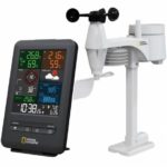 Zwart omlijst weather center / weerstation met de temperatuur, luchtvochtigheid,luchtdruk, windsnelheid, windrichtig, neerslag historie en een logo vvan National Geographic en bedieningsknoppen. Daarnaast staat de witte sensor afgebeeld.