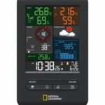 Vooraanzicht weather center / weerstation met de luchtvochtigheid en temperatuur binnen en buiten afgebeeld. Tevens de luchtdruk, windsnelheid en windrichting en neerslag historie. Ook is er een National Geopgraphic logo afgebeeld en zijn de bedieningsknoppen te zien.