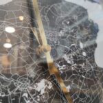 detailfoto messing fryslan klok van kaart van friesland op wijzerplaat met messing wijzers achter glas