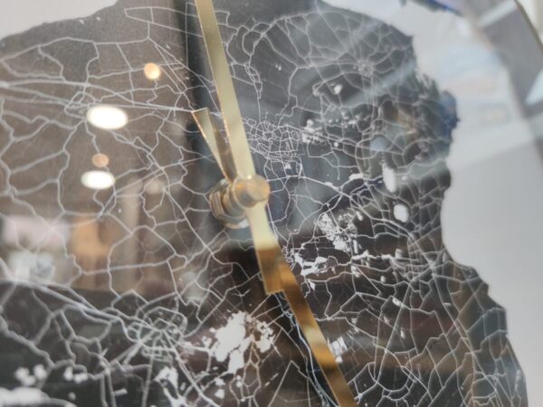 detailfoto messing fryslan klok van kaart van friesland op wijzerplaat met messing wijzers achter glas