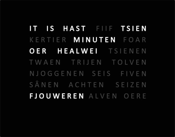VooraanzichtFrysclock, Friese woordenklok, een zwarte klok met witte letters die in de Friese taal de tijd vertellen.