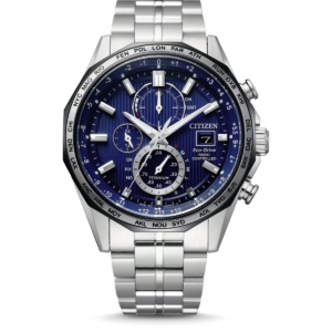 Vooraanzicht van het radiocontrolled Citizen Super Horloge AT8218-81L met zilveren band, blauw glanzende wijzerplaat met vele opties, inclusief datum en secondewijzer en 24uursaanduiding.