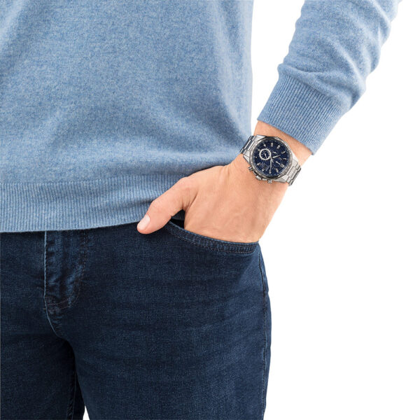 Mannenpols met Citizen Super Horloge AT8218-81L om met zilveren band en blauwe wijzerplaat.