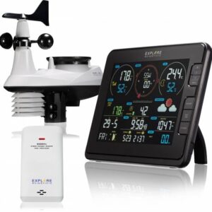 Bresser Explore Scientific weercentrum of weerstation met sensor en windsnelheidsensor, Het weerstation met daarop de temperatuur en luchtvochtigheid van zowel binnen als buiten,met de windrichting, uv-meting, datum, dag, weersvoorspelling, luchtdruk, de tijd,zonsopgang en zonsondergang, maanindicatie en lichtintensiteit afgebeeld op het scherm.