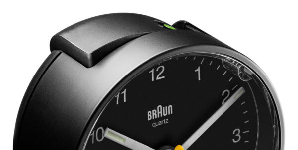 Braun BC01B zwarte wekker bovenkant met alarmknop.