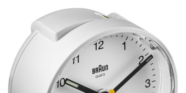 Braun BC01W detailfoto van alarmknop boven op wekker.
