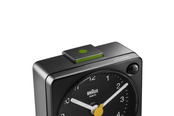 Braun BC02XB zwart met alarmknop met groene details.