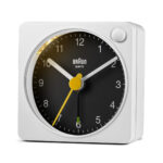Braun BC02XWB wit reiswekkertje met zwarte wijzerplaat en witte en gele details. met verlichting.