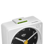 Braun BC02XWB wit zwart reiswekkertje detailfoto van alarm/ snooze knop.