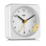 Braun BC03W witte reiswekker met verlichting en snooze. Zwarte wijzers en cijfers.