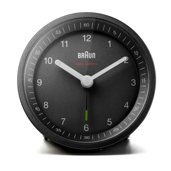 Braun Classic Clocks BC07B-DCF vooraanzicht zwarte wekker met witte cijfers en wijzers.