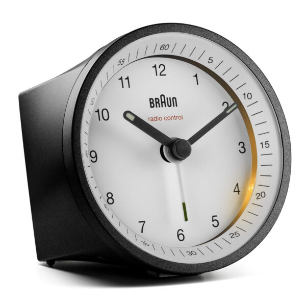 Braun Classic Clocks BC07BW-DCF met verlichting. ronde wekker met zwarte lijst, wijzers en cijfers en witte wijzerplaat.