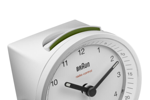 Braun Classic Clocks BC07W-DCF detailfoto van snooze knop met groen op witte wekker met zwarte details.