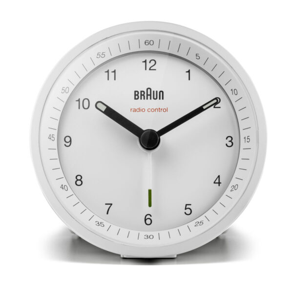 Braun Classic Clocks BC07W-DCF vooraanzicht witte wekker met zwarte details, met verlichting, crescendo alarm en glow in the dark wijzers.