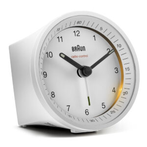 Braun Classic Clocks BC07W-DCF witte ronde wekker met zwarte cijfers en wijzers. met verlichting rechtsonder.