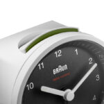 Braun Classic Clocks BC07WB-DCF detailfoto snoozeknop witte wekker zwarte wijzerplaat.