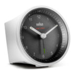 Braun Classic Clocks BC07WB-DCF witte wekker met witte wijzers en zwarte ronde wijzerplaat.