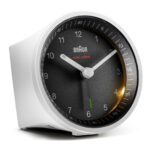 Braun Classic Clocks BC07WB-DCF zijkant met verlichting. een witte wekker met zwarte wijzerplaat, ,glow in the dark wijzers en lampje.