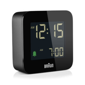Braun Digital Clocks BC08B-DCF voorkant zwart vierkante wekker met ronde hoeken met groene details.