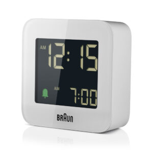 Braun Digital Clocks BC08W-DCF zijaanzicht, witte vierkante digitale wekker met ronde hoeken en zwarte achtergrond en groene details.