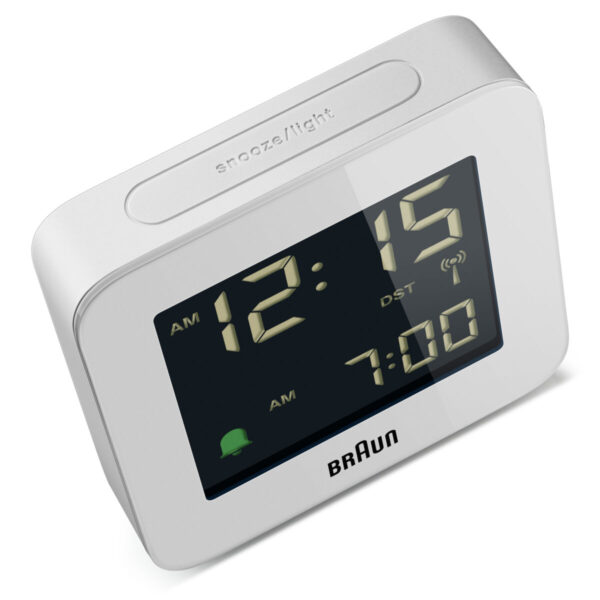 Braun Digital Clocks BC09W bovenaanzicht met snoozeknop witte reiswekker met zwart display.