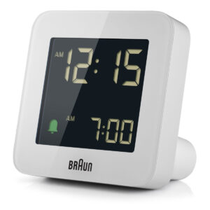 Braun Digital Clocks BC09W zijaanzicht witte vierkante wekker met ronde hoeken en zwart display.