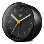 Braun Classic Clocks BC12B ronde zwarte wekker met witte wijzers en cijfers.
