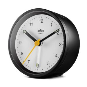 Braun Classic Clocks BC12BW zijkant zwarte wekker met witte wijzerplaat.