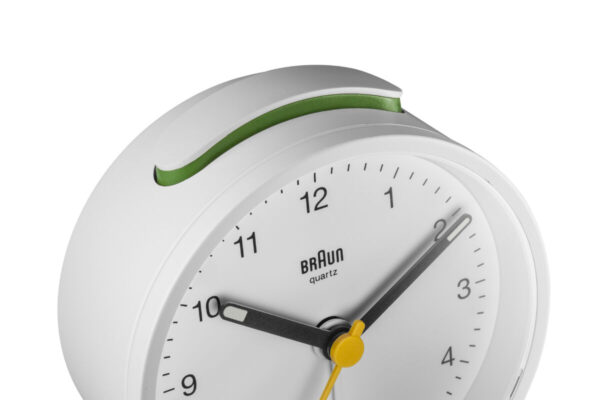 Braun Classic Clocks BC12W detailfoto snoozeknop met groen detail.