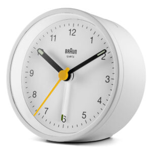Braun Classic Clocks BC12W zijkant witte wekker met zwarte details. ronde wekker.