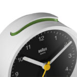 Braun Classic Clocks BC12WB detailfoto snoozeknop met groen detail.