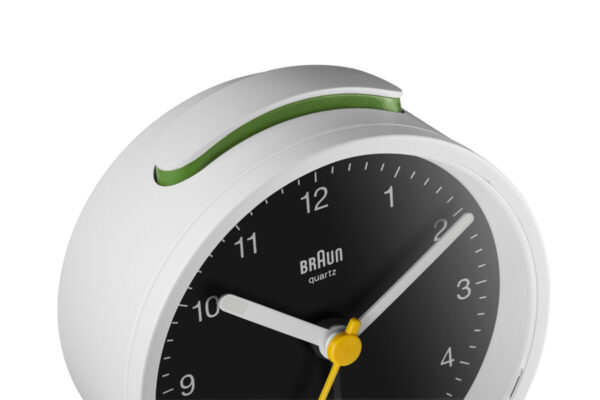 Braun Classic Clocks BC12WB detailfoto snoozeknop met groen detail.