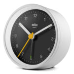Braun Classic Clocks BC12WB zjkant witte ronde wekker met zwarte wijzerplaat.