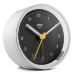 Braun Classic Clocks BC12WB zijkant met verlichting.