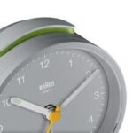Braun Classic Clocks BC12G detailfoto met snoozebutton met groen detail.