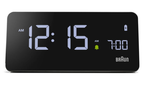 Braun BC21B Wireless Charging Clock vooraanzicht zwart lcd scherm met auto brightness tijd, alarm en batterijweergave.