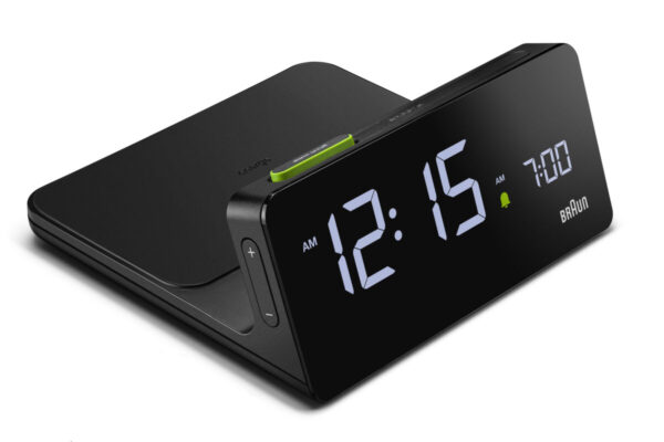 Braun BC21B Wireless Charging Clock zijaanzicht zwarte digital wekker met wireless phone charging en groene details.