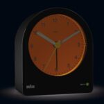Braun Classic Analogue BC22B met backlight in het donker afgebeeld.
