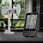 Bresser Weather Center 5-in-1 zwart stijlfoto van weerstation in kamer.