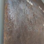 FrysClock 90 "Corten" - Frysk detailfoto van wijzerplaat.