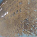 FrysClock 90 "Corten" - Frysk detailftoto van logo en roest.